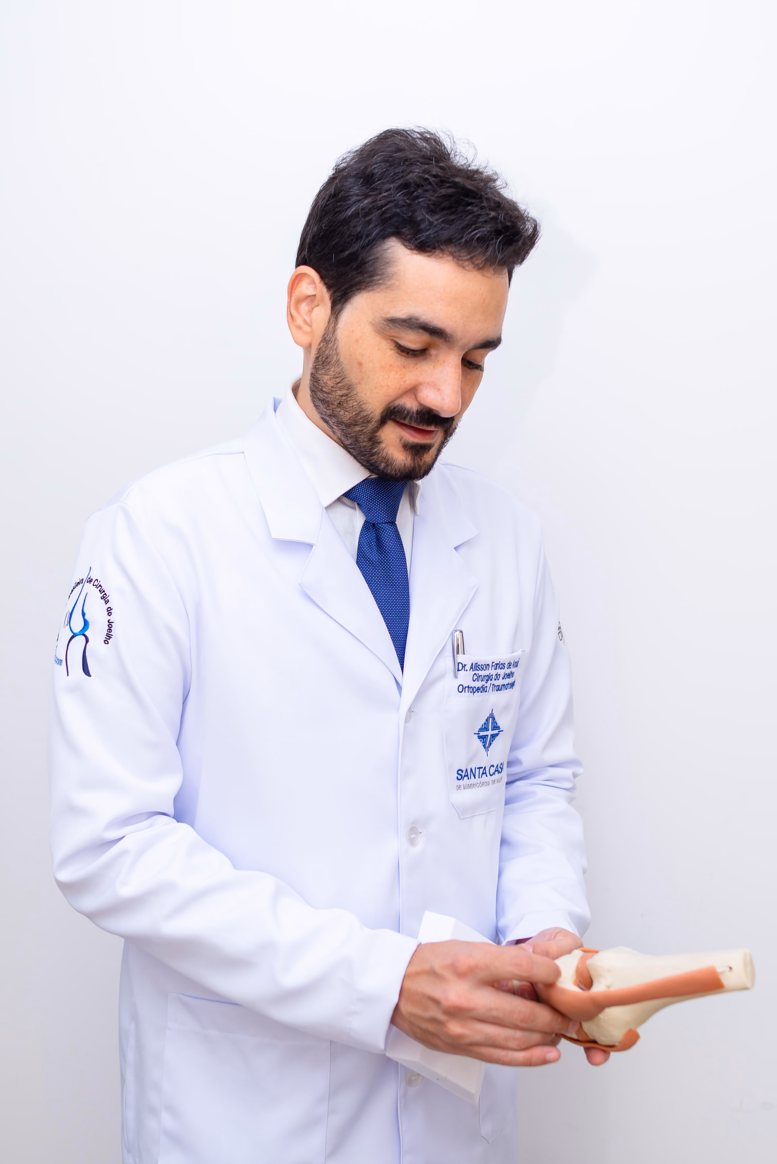 Dr. Alisson explicando a anatomia do joelho com um modelo